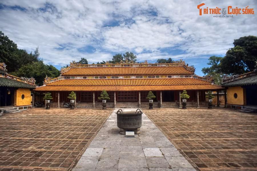 Sự xinh xắn của lăng Đồng Khánh được cô đọng ở điện Ngưng Hy, công trình kiến trúc nổi bật về mặt mỹ thuật ở khu lăng này. Mặt bằng thực tế của điện Ngưng Hy rất rộng, nhưng tòa điện trông vẫn gọn gàng, trang nhã, nhờ cách trang trí tinh tế ở nội thất lẫn ngoại thất.