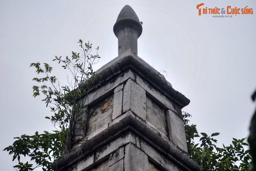 Đỉnh Tháp Bút được tạo hình như một đầu bút lông dựng ngược. Cả cán và ngòi bút cao 0,9 mét.