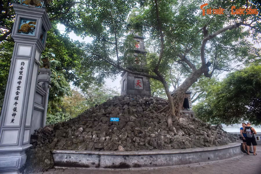 Ba tầng giữa tháp, mặt hướng về lối vào đền Ngọc Sơn có khắc ba chữ Tả Thanh Thiên, nghĩa là "viết lên trời xanh". Hàm ý sâu xa của các chữ này là muốn hướng lòng người đến cái cao cả, trong sáng như bầu trời.