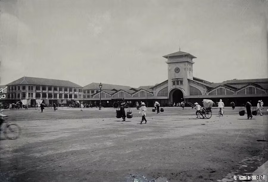 Khu vực xây chợ vốn là một cái ao sình được người Pháp cho lấp đi. Khuôn viên chợ quy hoạch bốn mặt bởi bốn con đường. Ảnh: Public domain.