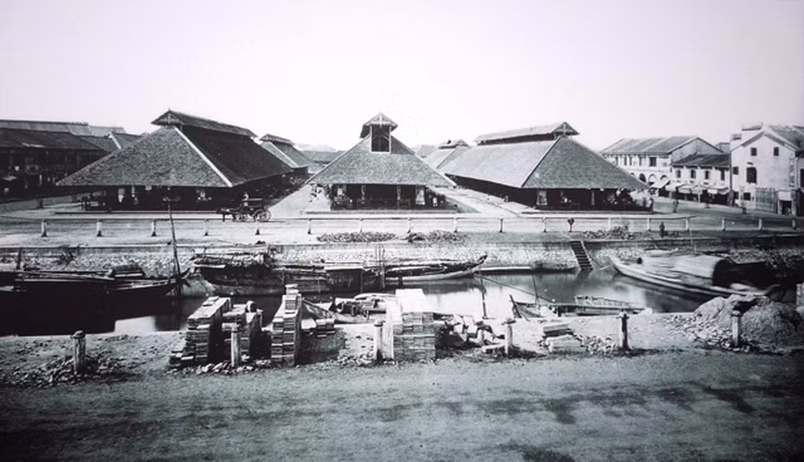 Toàn cảnh khu chợ Bến Thành cũ bên kênh Charner, Sài Gòn khoảng cuối thế kỷ 19. Ảnh: Public domain.
