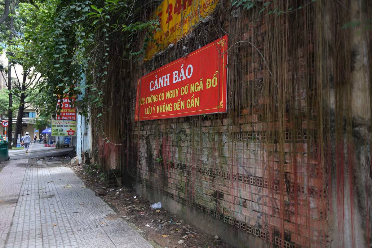 Mặt tiền được bao bọc bởi bức tường cũ, có thể đổ sập bất cứ lúc nào. Để tránh xảy ra sự cố đáng tiếc, đoạn tường được gắn biển cảnh báo người đi bộ tránh lại gần.