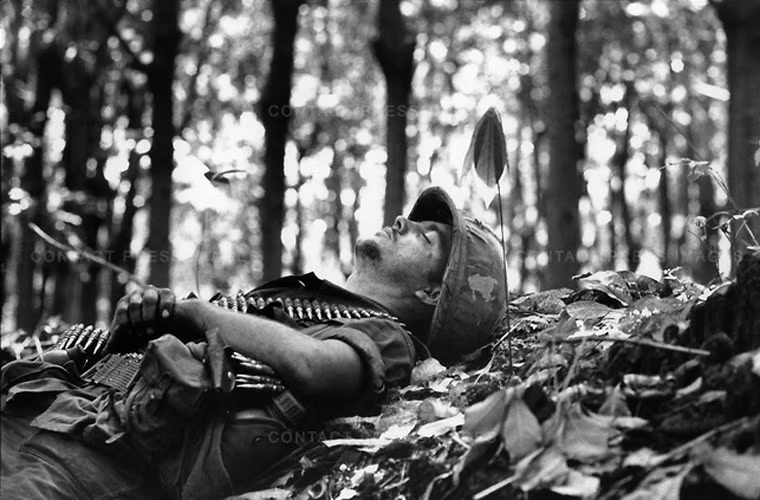 Lính Mỹ nghỉ ngơi trong một cánh rừng ở miền Nam Việt Nam tháng 11/1967.