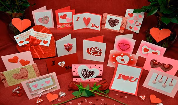 Trong ngày Valentine 14/2, phụ nữ Nhật Bản thường tặng chocolate và những món quà cho nam giới. Thay vào đó, trong ngày Valentine Trắng (14/3), nam giới Nhật Bản sẽ tặng hoa hồng, chocolate... cho nửa kia.