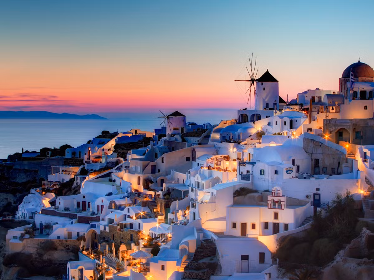 Ngắm mặt trời lặn ở biển Địa Trung Hải từ Santorini - một trong những hòn đảo đẹp nhất Hy Lạp.