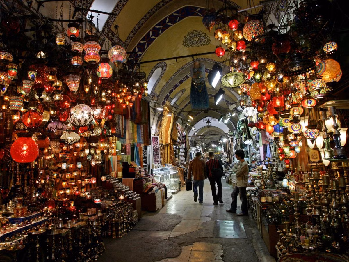 Dạo chợ ở Grand Bazaar của Istanbul, Thổ Nhĩ Kỳ.
