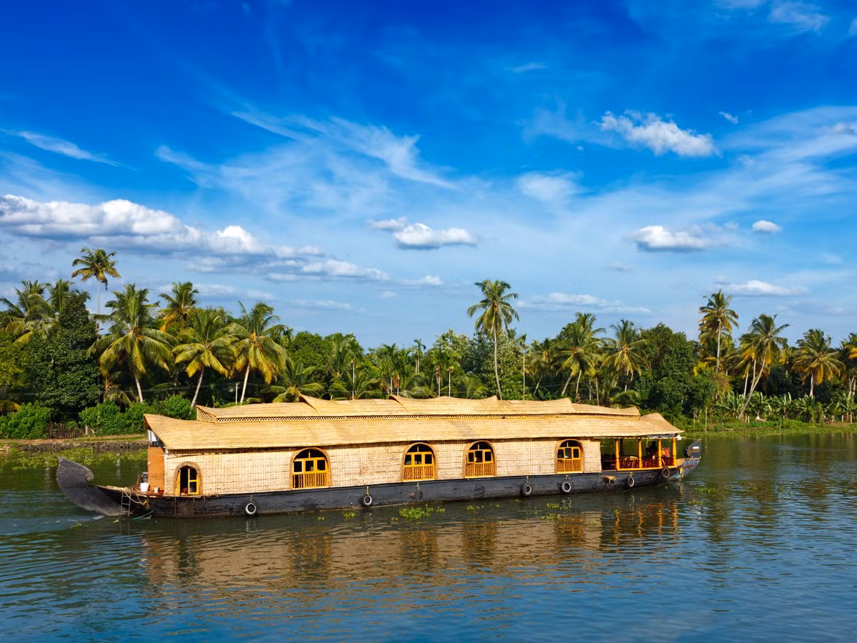 Du lịch ngắm cảnh dọc miền sông nước bằng nhà thuyền ở Kerala, Ấn Độ.