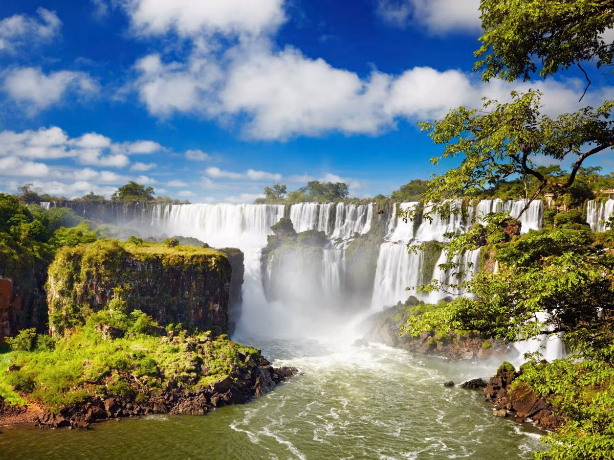 Chiêm ngưỡng thác Iguazu tuyệt đẹp - một trong những thác nước lớn nhất thế giới nằm giữa biên giới Brazil và Argentina.