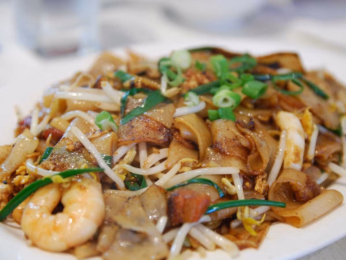 Thưởng thức những món ăn đường phố hấp dẫn như món satay, laksa, char kueh teow... ở Penang, Malaysia.