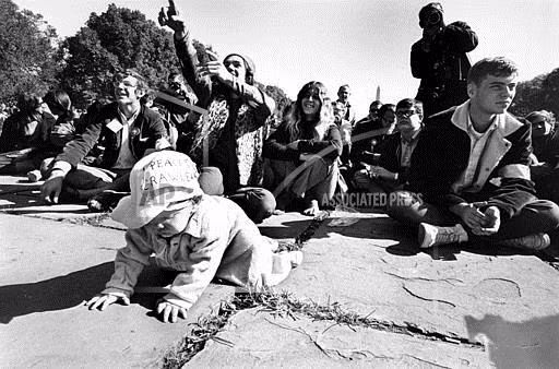 Em bé Laura Henderson được cha mẹ đưa đi tham gia cuộc biểu tình ủng hộ Việt Nam tại Washington DC ngày 21/10/1967. Em bé này đội trên đầu chiếc mũ ghi khẩu hiệu ủng hộ hòa bình ở Việt Nam.