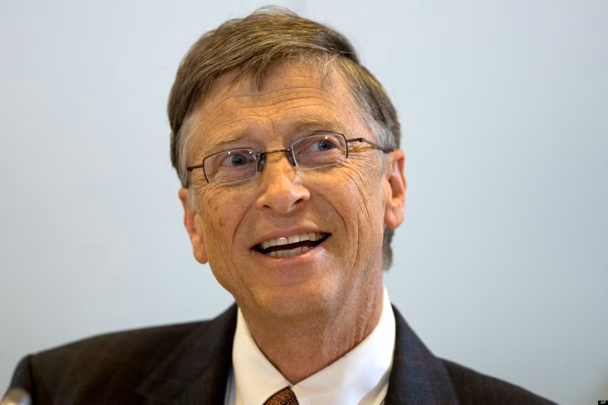 Bill Gates cùng với nhiều nhân vật nổi tiếng thế giới khác như Tổng thống Abraham Lincoln, Walt Disney, Mark Zuckerberg, Henry Ford, Thomas Edison, Steve Jobs... đã gây dựng sự nghiệp thành công như ngày hôm nay mà không có tấm bằng đại học trong tay.