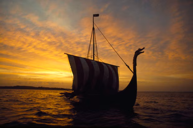 Khi những nhân vật giữ vai trò quan trọng trong xã hội Viking qua đời thì thi thể của họ sẽ được đặt lên một chiếc thuyền mai táng có chứa quần áo, trang sức cá nhân cũng như những động vật của họ. Sau đó, con thuyền này sẽ được lấp đất lên hoặc thả trôi ra biển.