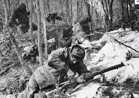 Ngày 27/7/1953, một thỏa thuận ngừng bắn được ký và đường ranh giới tạm thời ở khu vực vĩ tuyến 38 được xác định là biên giới mới giữa hai nước.