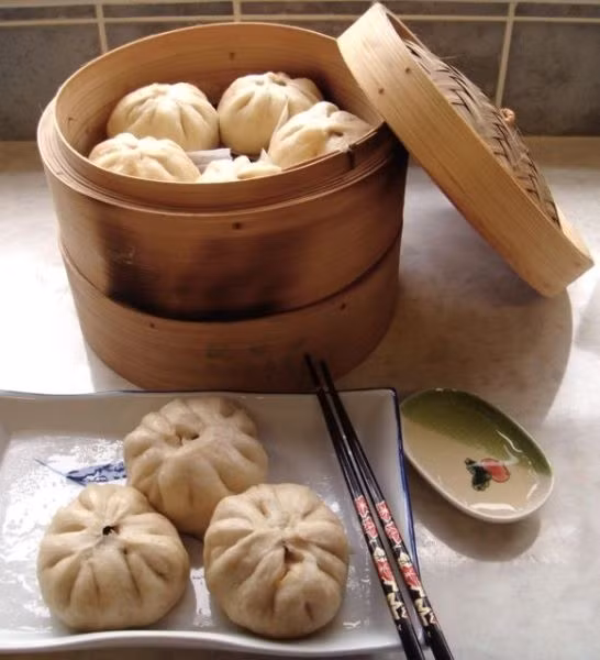 Trong bàn tiệc của người Trung Quốc dịp năm mới không thể thiếu món bánh bao. Vào dịp Tết, người Trung Quốc thường làm bánh bao với các loại nhân khác nhau như tiền xu, kẹo, đậu phộng hay hạt dẻ...