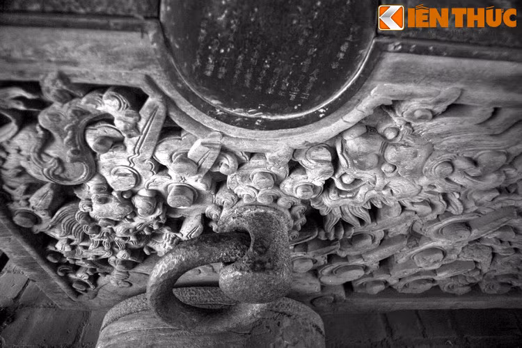 Kỳ lạ thay, sau khi tuyên đọc thư Hoàng Thượng, tự nhiên ngựa kéo súng rất nhẹ nhàng. Người ta đồn rằng những lời lẽ của vua đã chạm được đến Thần súng, khiến Ngài chấp thuận yêu cầu phục vụ cho đất nước.