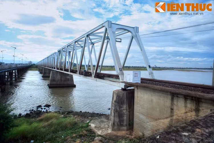 Cầu được người Pháp xây dựng vào đầu thế kỷ 20, có tổng cộng 21 nhịp với chiều dài 1.101 mét, được thiết kế với kết cấu dầm thép chịu lực, trụ bê tông cốt thép.