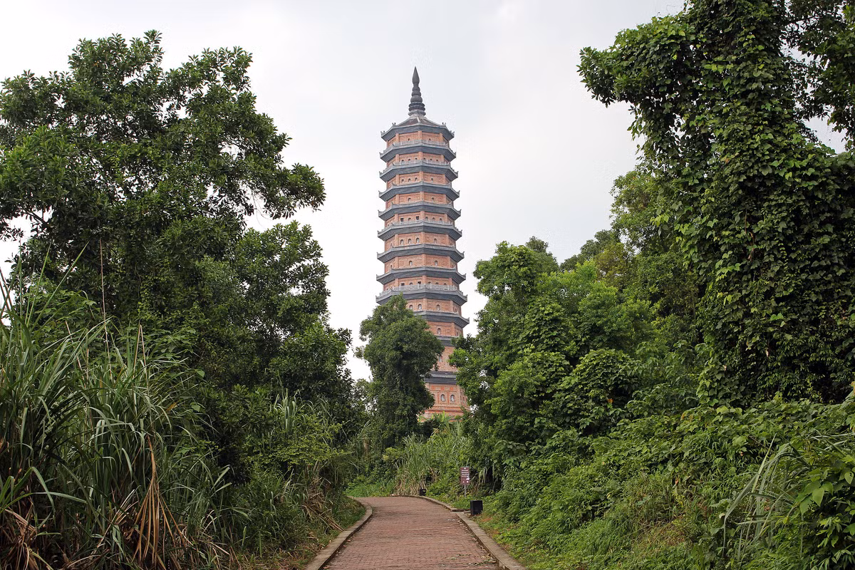 Vẻ uy nghiêm của bảo tháp chùa Bái Đính, một trong những bảo tháp Phật giáo cao nhất châu Á, Gia Viễn, Ninh Bình. Ảnh: Aitor Caminero / 500px.com.