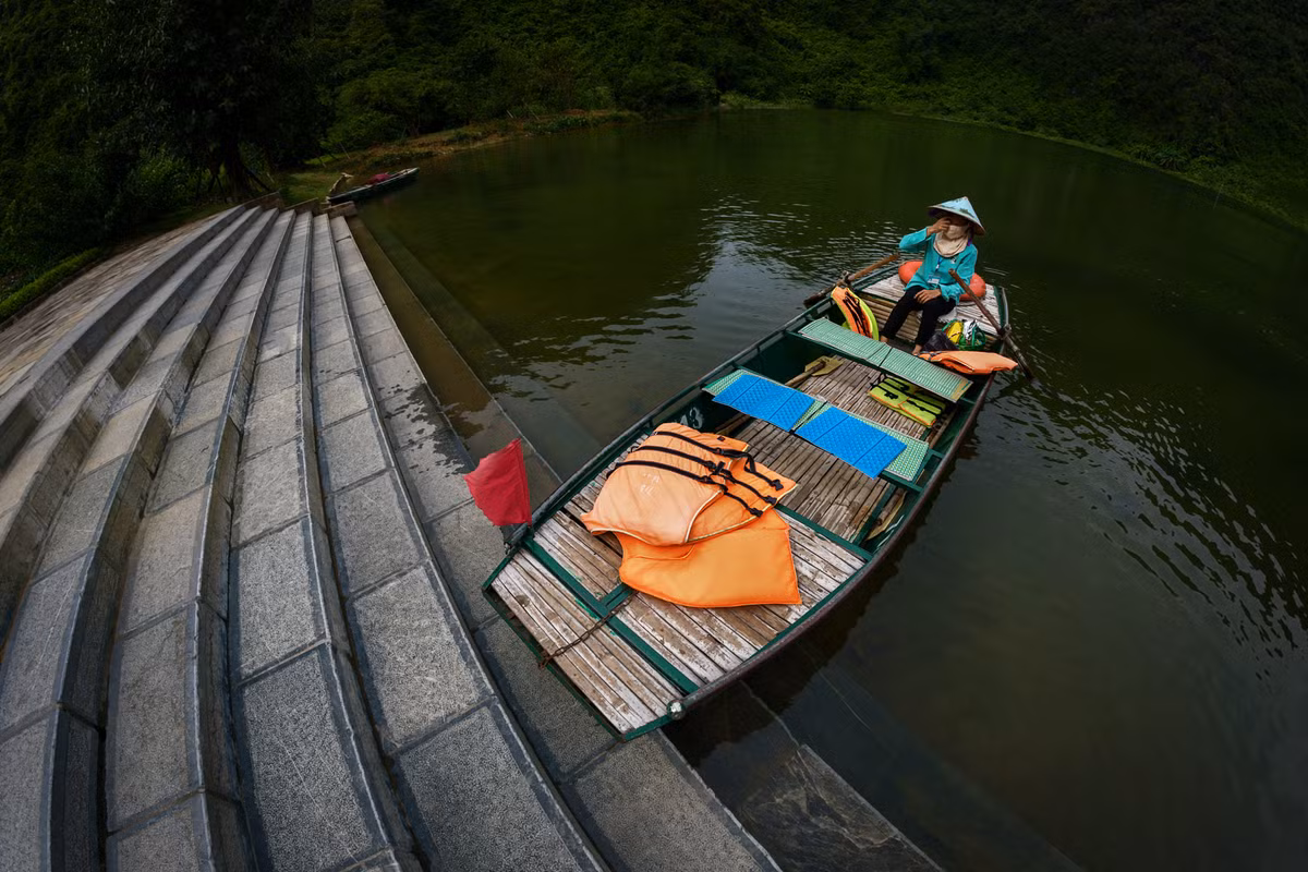 Một con đò tại bến đò ở Di sản thế giới Tràng An. Ảnh: Puneet Verma / 500px.com.