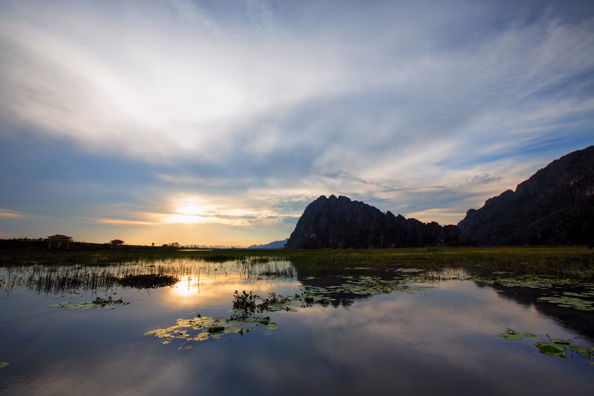 Non nước Ninh Bình trong ráng chiều. Ảnh: Tom Lievens / 500px.com.