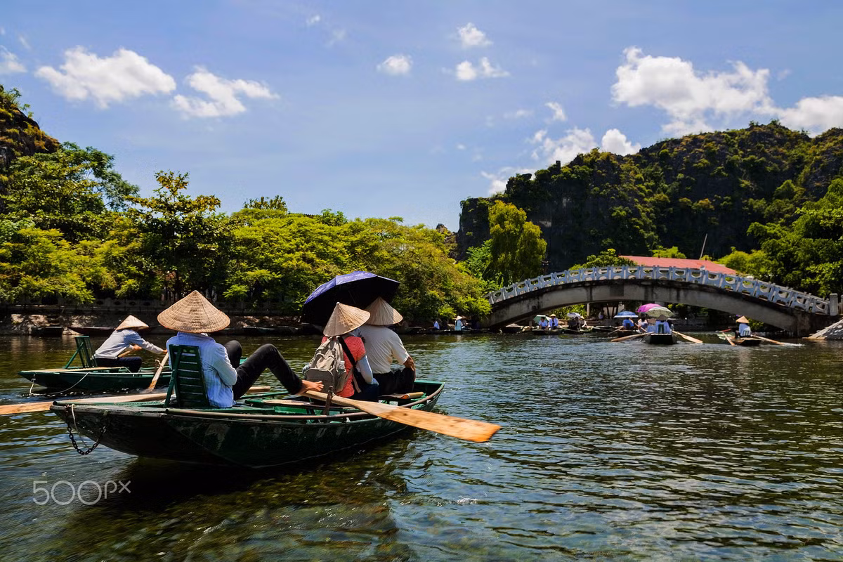 Trên sông Ngô Đồng ở Tam Cốc. Ảnh: Pakkawit Anantaya / 500px.com.