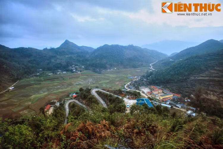Ngày nọ, một con rồng từ trên trời bay xuống và đậu trên ngọn núi cao nhất của khu vực. Rồng say sưa ngắm cảnh núi non hùng vĩ và rất hài lòng về điểm ngụ cư.