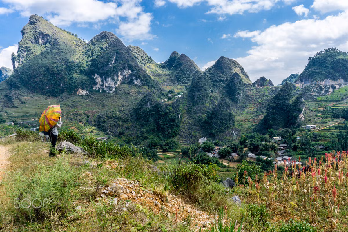 Bản làng bên những mỏm núi hình thù kỳ ảo ở cao nguyên đá Đồng Văn. Ảnh: Scott Biales / 500px.com.