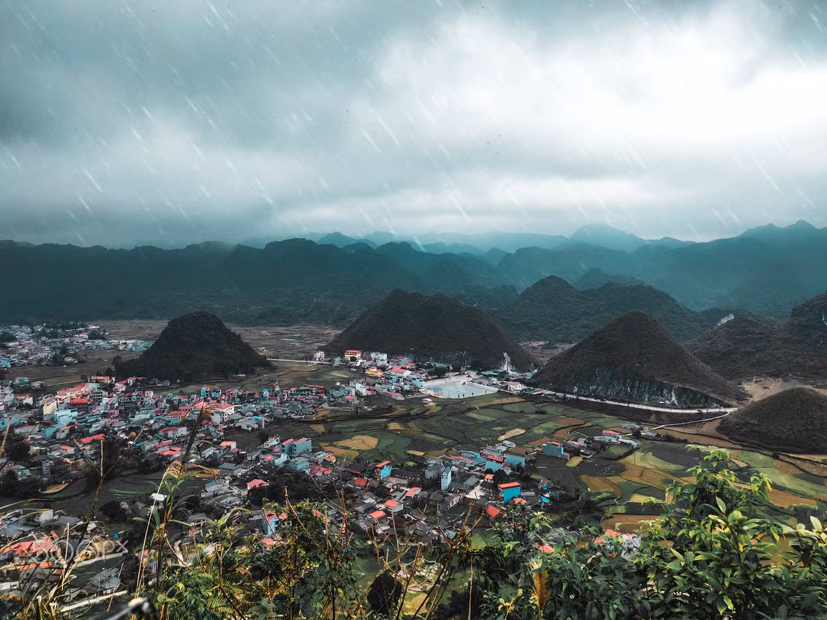 Thị trấn Quản Bạ nhìn từ một điểm dừng chân. Ảnh: Omer Maoz / 500px.com.