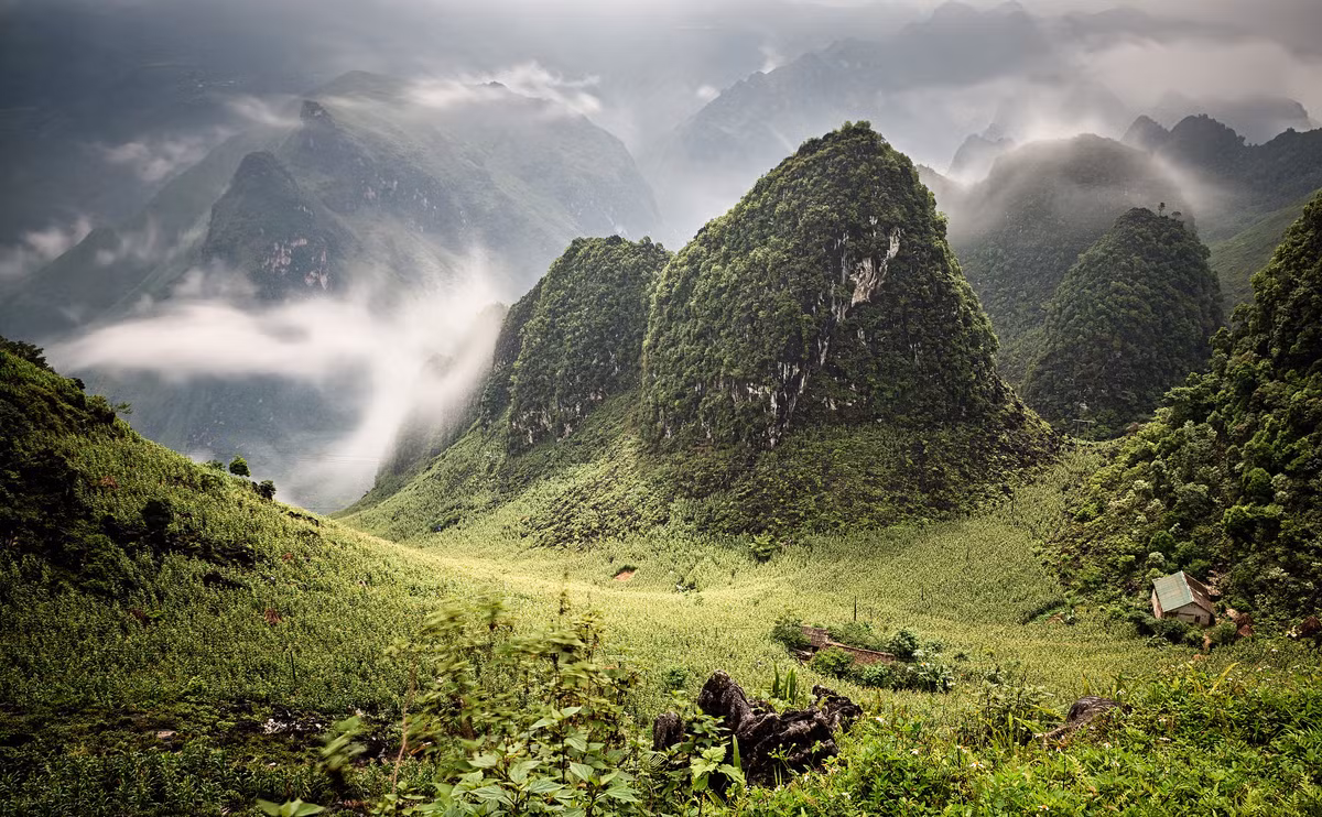 Cảnh tượng siêu thực nhìn từ đèo Mã Pí Lèng. Ảnh: Sylvain Marcelle / 500px.com.