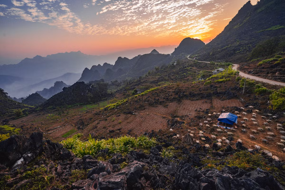 Mặt trời khuất sau những núi đá Đồng Văn. Ảnh: Michael Graber / 500px.com.
