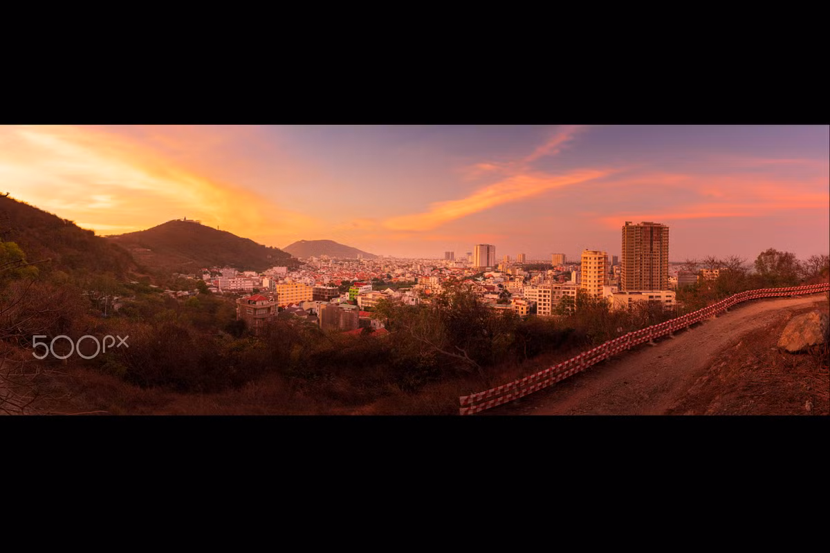 Hoàng hôn nhuộm màu thành phố Vũng Tàu, nhìn từ con đường núi. Ảnh: William Thompson / 500px.com.