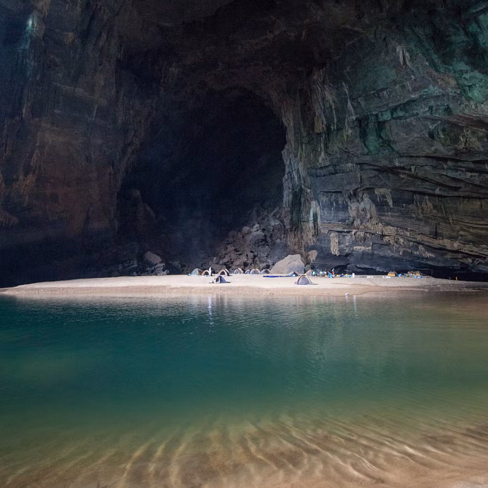 Cắm trại bên bãi tắm tuyệt đẹp của hang Én, hang động lớn thứ hai Phong Nha - Kẻ Bàng, thứ ba thế giới.