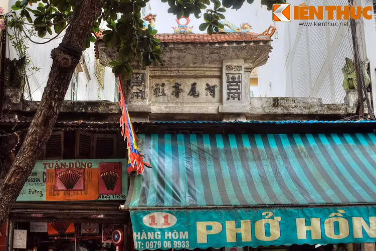 Số 11 Hàng Hòm là một quán phở, đồng thời cùng là đình Hà Vĩ, ngôi đình thờ ông tổ nghề sơn. Đó là ông Trần Lư, người làng Bình Vọng. Ông là người dạy nghề sơn cho dân làng Bình Vọng, từ đó nghề sơn đến với làng Hà Vĩ, rồi được người Hà Vĩ mang tới phố Hàng Hòm...