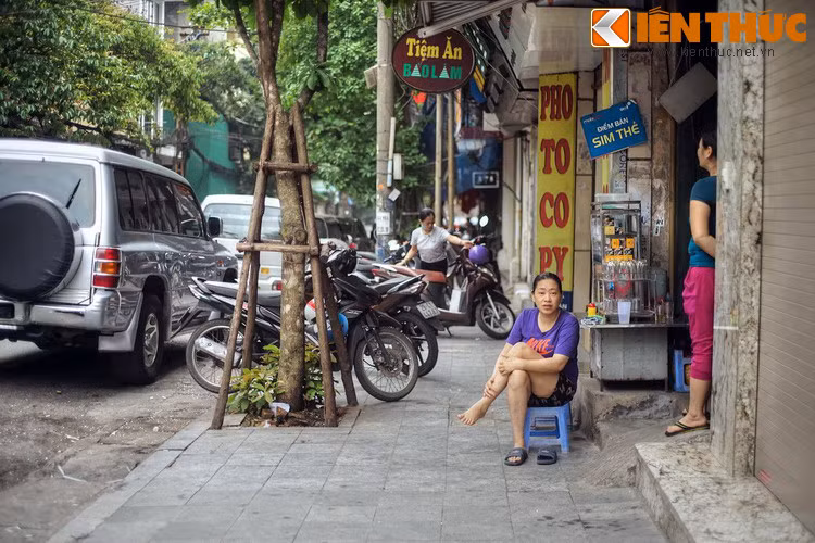 Vào khoảng những năm 1920-1930, phố Bát Đàn có thêm một số cửa hàng làm đồ da như va li, cặp sách, túi xách, đồ du lịch. Ở đầu phố giáp Hàng Thiếc có mấy nhà bán thừng, dây gai, võng, chão bện được làm bằng đay và gai.