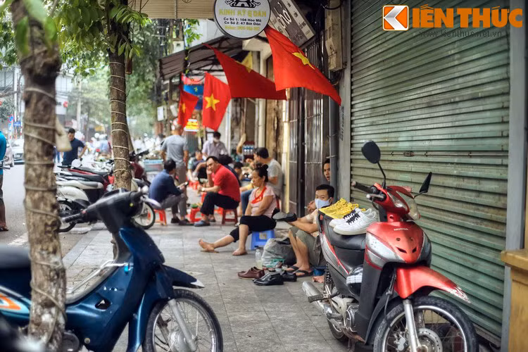 Tùy theo yêu cầu của của người kinh doanh bên phố Bát Đàn mà nghệ nhân gốm sứ có cách pha chế đất, tạo kiểu dáng, kích cỡ, hoa văn, họa tiết... phù hợp thị hiếu của dân chúng. Vì vậy mà các sản phẩm gốm ở phố Bát Đàn xưa rất được người dân đất kinh kỳ ưa chuộng.