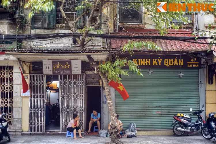 Phố Bát Đàn thời xưa chia làm hai đoạn rõ rệt. Đoạn giáp thành Hà Nội thuộc đất thôn Tân Khai, vốn là khu đất cũ của ngôi trường tiểu học Cửa Đông, đến năm 1920 mởi mở mang thành phố.