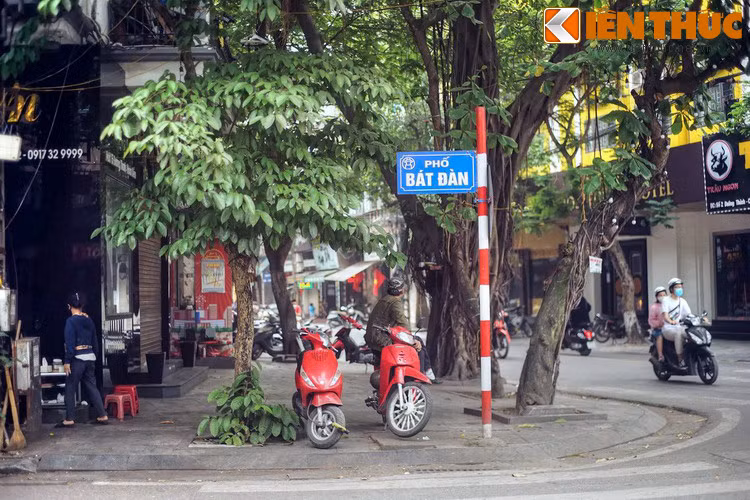 Theo thời gian, hàng gốm sứ dần trên phố Bát Đàn bị những mặt hàng khác chen lấn, len lỏi và nghề kinh doanh gốm sứ bị lu mờ, mai một, và chỉ còn là dĩ vãng được lưu lại qua tên phố.