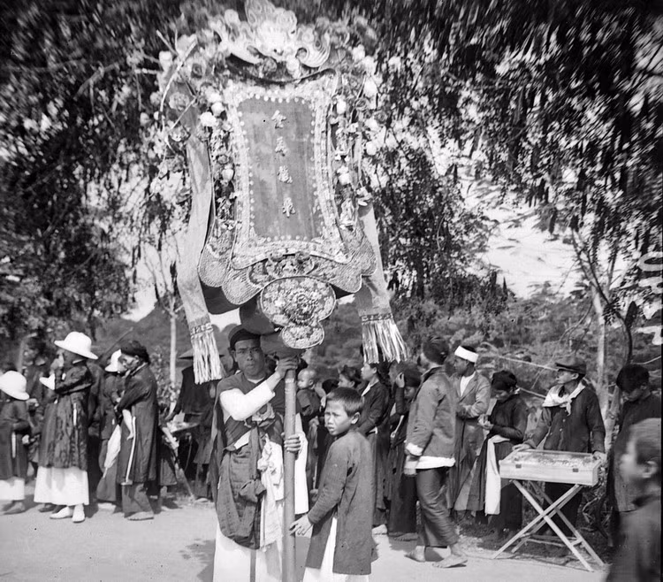 Một nam giới vác chiếc đèn lớn trong lễ hội đền Voi Phục, Hà Nội năm 1928. Mời quý độc giả xem video: Tín ngưỡng thờ mẫu Việt Nam: Di sản nhân loại. Nguồn: VTC14.