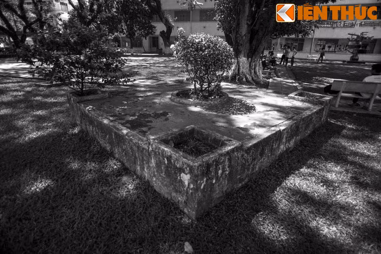 Dù vậy, trên phương diện kiến trúc – cảnh quan thì sự xuất hiện của một khối bê tông “thô kệch” như vậy giữa sân trường quả là điều khó hiểu. Và điều này làm cho các đồn đoán cứ âm ỉ từ năm này qua năm khác...