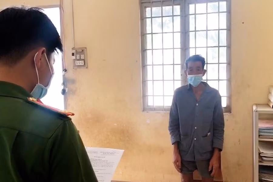  Tháo dây phong tỏa, đánh trưởng ấp, chửi Công an: Nhà bị phong tỏa vì có người tiếp xúc với F1 nhưng Nguyễn Văn Hòn (68 tuổi, ngụ ấp Phú Hữu 2, xã Lê Chánh, thị xã Tân Châu, tỉnh An Giang) tự ý tháo dây để người nhà đi ra ngoài, sau đó còn đánh luôn trưởng ấp, chửi bới Công an. Ngày 29/9, Hòn bị Công an thị xã Tân Châu tạm giữ. 