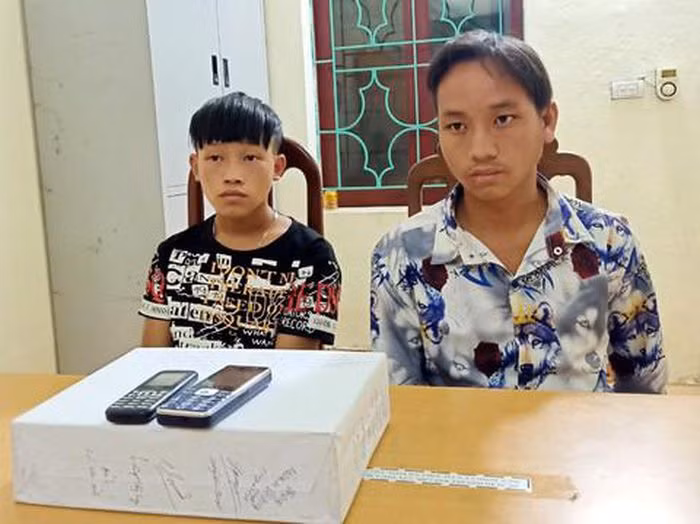  Thiếu niên 15 tuổi cùng đồng phạm buôn 6 bánh heroin: Ngày 27/9, Công an huyện Điện Biên Đông, tỉnh Điện Biên cho biết, vừa bắt quả tang 2 đối tượng Mùa A Phông (SN 2006) và Sùng A Dếnh (SN 1999), cùng ngụ tại xã Xa Dung về hành vi mua bán trái phép chất ma túy, tang vật thu giữ 6 bánh heroin, 2 xe máy và nhiều giấy tờ có liên quan. 