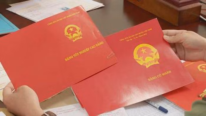  20 giáo viên, cán bộ sử dụng bằng giả: Công an tỉnh Đắk Lắk cho biết, 20 giáo viên, cán bộ đang công tác tại trường học, cơ quan, đơn vị trên địa bàn huyện Cư Kuin sử dụng bằng giả. Trong số những bằng giả được sử dụng có cả bằng THPT, bằng tốt nghiệp cao đẳng và đại học không hợp lệ.