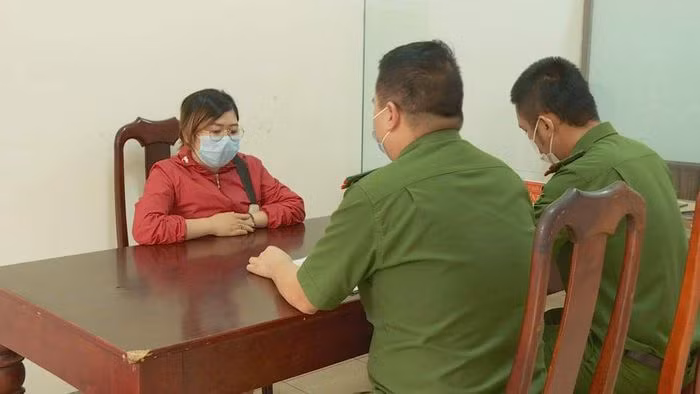  Phá đường dây ghi số đề liên tỉnh, giao dịch gần 1 tỷ đồng/ngày: Ngày 27/9, Công an TP Buôn Ma Thuột, Đắk Lắk cho biết, vừa triệt phá đường dây ghi số đề liên tỉnh quy mô lớn, mỗi ngày giao dịch gần 1 tỷ đồng. Tại các hiện trường, công an thu giữ gần 300 triệu đồng tiền mặt, 28 chiếc điện thoại di động, 2 ô tô cùng nhiều phơi đề, sổ sách có liên quan. (1 trong những đối tượng bị Công an bắt giữ)