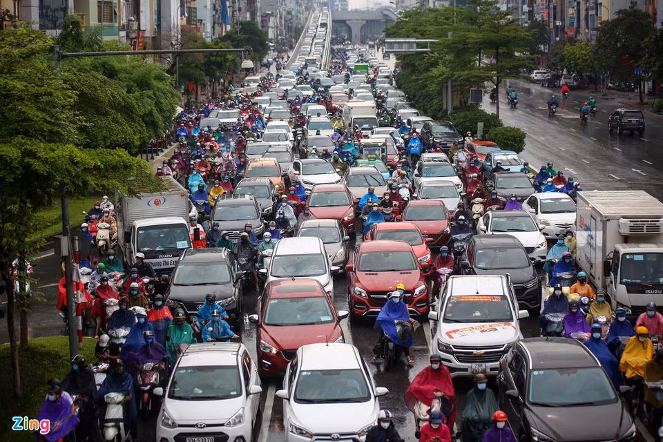 Sáng 27/9, dòng phương tiện ùn ứ tại đường Trường Chinh, đoạn qua Ngã Tư Sở (quận Đống Đa). Ôtô di chuyển khó khăn hướng từ vành đai 2 trên cao về đường Láng. Ảnh: Đức Anh.