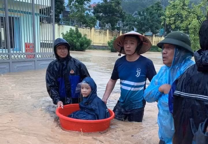 Thậm chí có người dùng chậu đưa con đi học về. (Ảnh: Pháp Luật và Bạn Đọc)