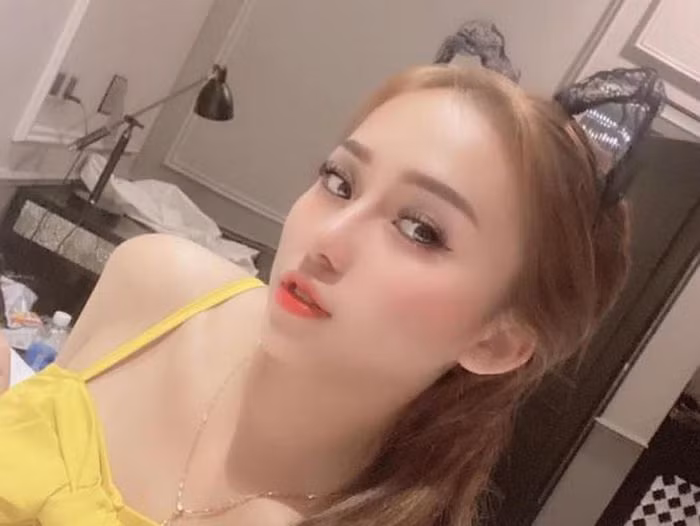 Vào ngày 25/9 vừa qua, TAND tỉnh Thừa Thiên Huế vừa xét xử sơ thẩm vụ án, tuyên phạt Hằng 20 năm tù về tội "Mua bán trái phép chất ma túy".