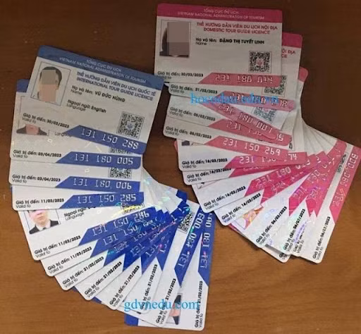  Phá đường dây làm giả giấy tờ để cấp hàng trăm thẻ HDV du lịch quốc tế: Ngày 25/9, Công an tỉnh Lào Cai cho biết, vừa khởi tố bị can, khám xét khẩn cấp với 3 đối tượng trong đường dây 'Giả mạo trong công tác'. Các đối tượng đã đã nhận hồ sơ, tiền của các đối tượng ngoài xã hội; trực tiếp làm giả giấy tờ, móc nối các đối tượng nội bộ khác nộp hồ sơ và xin cấp thẻ. 