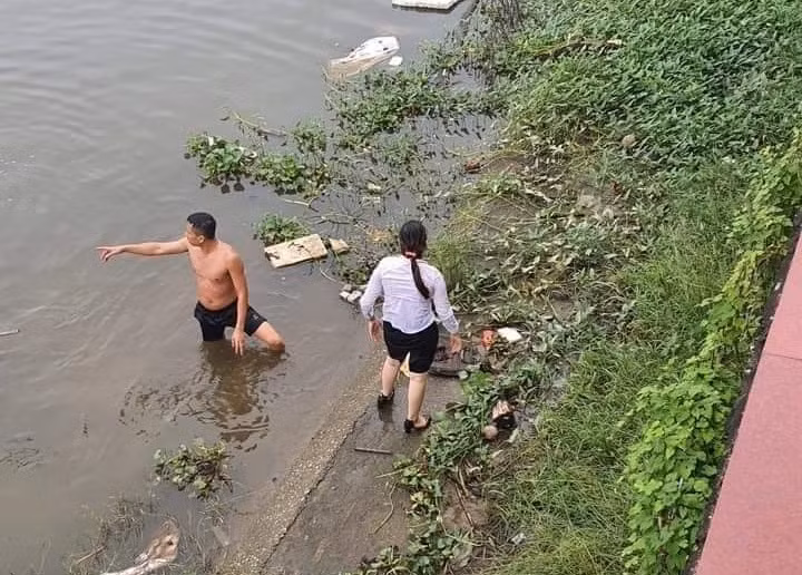 Thượng úy Thứ cứu thành công cô gái và đưa được vào bờ, sau khi được chăm sóc y tế, sức khỏe cả 2 đều bình thường.