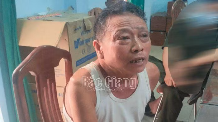  Nghi vợ bỏ thuốc độc, chồng liệt nửa người đâm chết vợ: Nguyễn Văn Nguyên (SN 1956, trú huyện Sơn Động, Bắc Giang) nghi ngờ vợ và các con bỏ thuốc độc vào đồ ăn của mình nên khi vợ ngủ say đã ra tay sát hại. Được biết, Nguyên bị tai biến và liệt nửa người khoảng 20 năm nay, có biểu hiện tâm lý bất thường. Ngày 27/9, Nguyên bị Công an tỉnh Bắc Giang bắt tạm giam. 