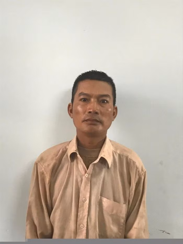  U40 mua dâm thiếu nữ 15 tuổi: Vũ Văn Hòa (SN 1976 trú huyện Đông Hưng, tỉnh Thái Bình) sau khi thỏa thuận với cháu L.P.A (SN 2006, ở huyện Lục Nam, Bắc Giang) cả hai đã lên phòng để quan hệ tình dục tại một nhà nghỉ ở huyện Yên Dũng, quá trình quan hệ thì cháu L.P.A bị rách thành âm đạo, phải đi cấp cứu... Ngày 27/9, Hoà bị Công an huyện Yên Dũng bắt tạm giam.