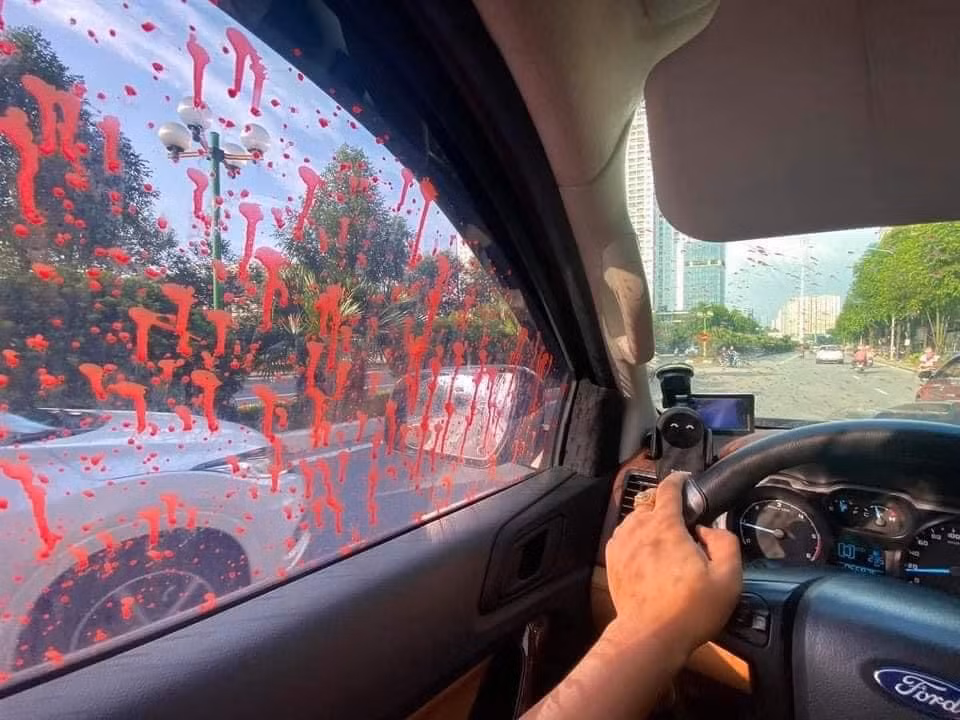 Trước đó, sáng 27/9, nhiều người dân sống tại khu đô thị Trung Văn, phường Trung Văn để ô tô ở khu vực đường nội bộ tá hỏa phát hiện nhiều chiếc xe bị kẻ xấu tạt sơn đỏ lên xe. 
